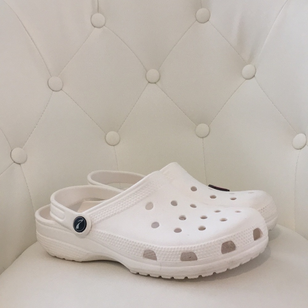 White crocs!! Woman’s shoes. Comes with Jibbit!!!